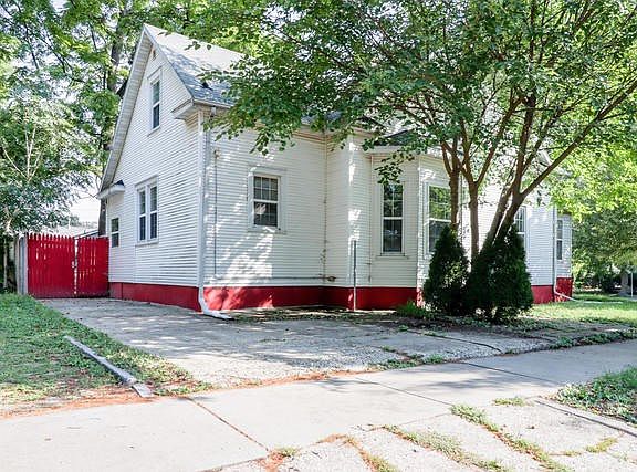View of the house from William Street shows both the views from the west and the south of the home.