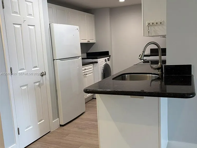 2100 Greenview Shores Blvd #513 — Photo 8