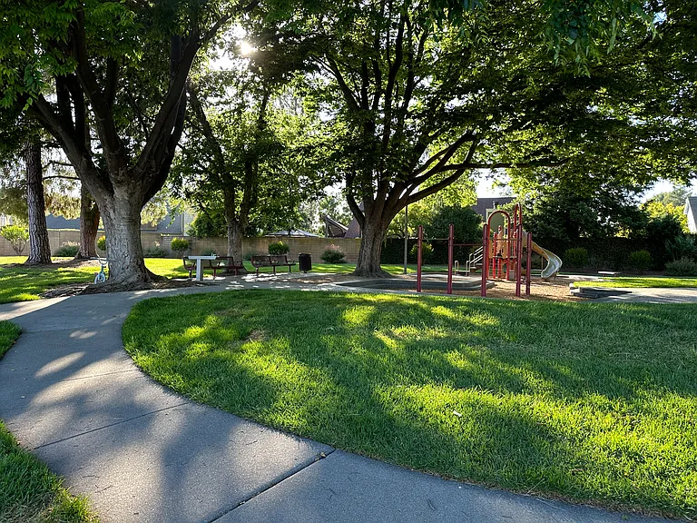 2297 Goldcrest Cir — Photo 27