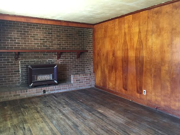 4th image of 270 Christopher Dr