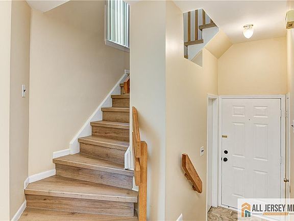 5th image of 1068 Schmidt Ln