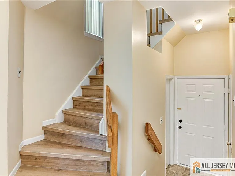 1068 Schmidt Ln — Photo 5
