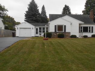 121 Meadowwood Rd, Rochester, NY 14616