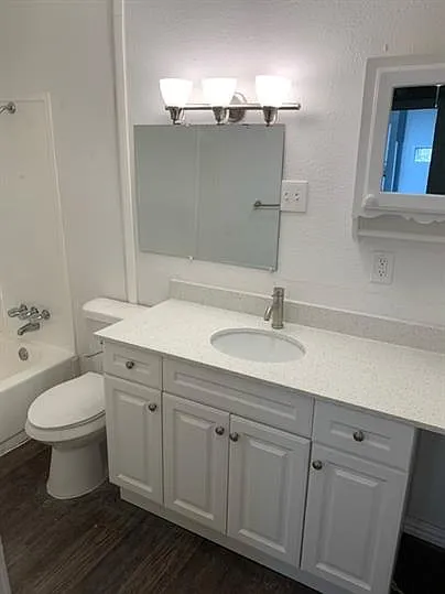 1102 E Lamar St #A — Photo 8