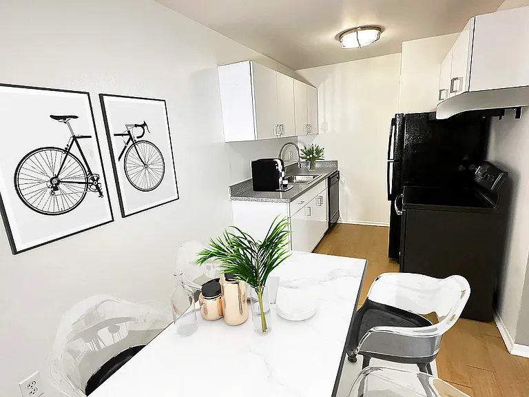 Comfortable, cool apartment in the heart of Royal Oak.