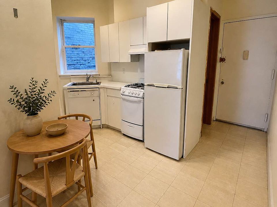 2nd image of 35 W 65th St APT 5c