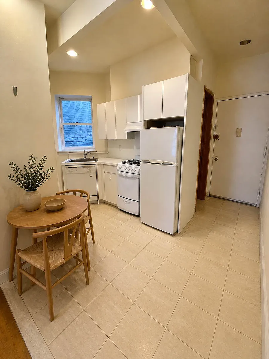 Building Photo - 35 W 65th St #5C