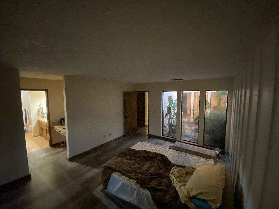Master Bedroom also has great Atrium view. Walk-in closet and seating area before large master bath with Roman tiled tub/shower.