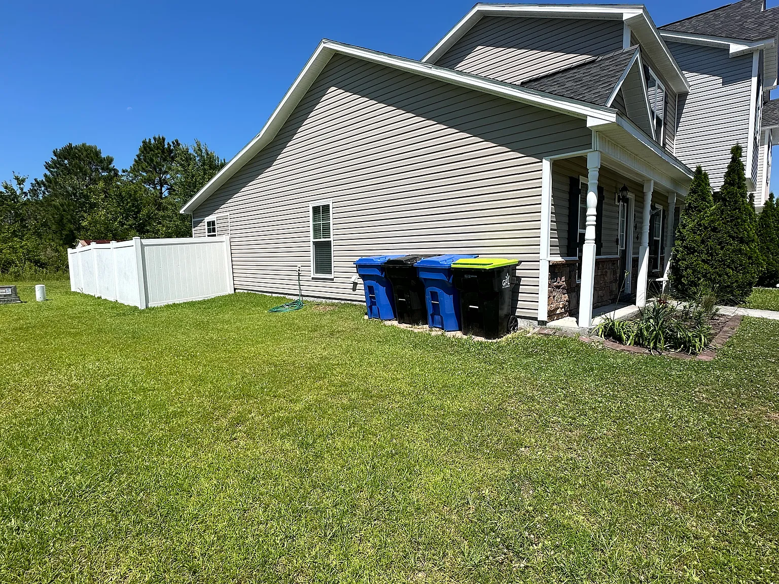 3 bed, 1322 sqft, $1,850 — Photo 2