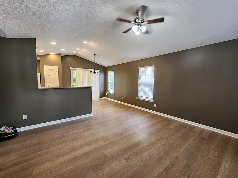 806 Homestead Park Dr — Photo 2