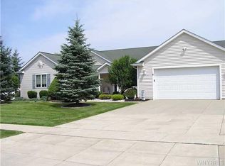 6 Nottingham Ln, Lancaster, NY 14086
