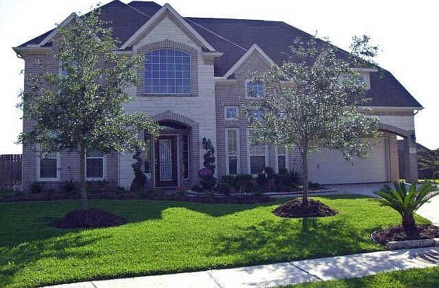 Beautiful Coventry home on the lake with 4/4.5/2 and 4292 sq.ft!