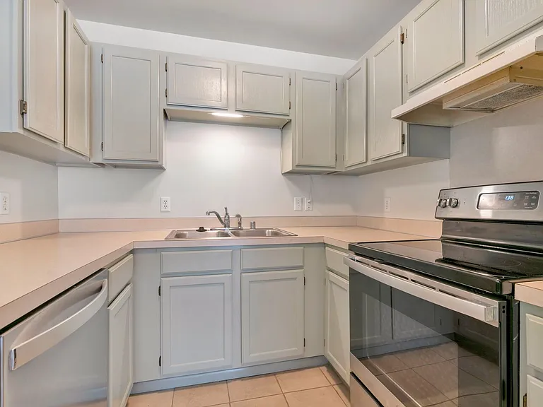 1511 N Greenleaf Dr — Photo 9