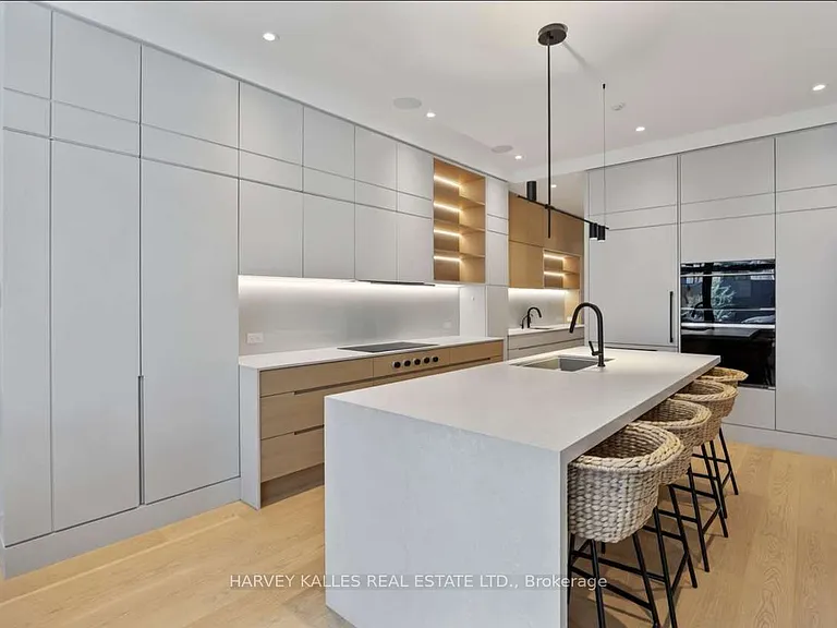 43 Summerhill Ave — Photo 8