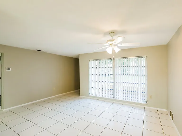 6885 NW 27th Ct — Photo 6