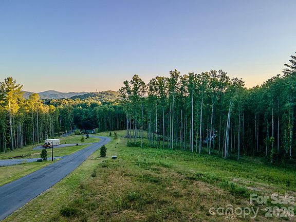 4th image of 444 Irvine Dr