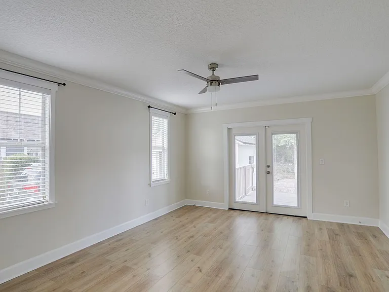 1033 N Hampton Ave — Photo 20