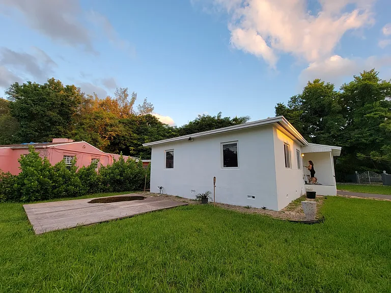 6515 NW 1st Pl — Photo 8
