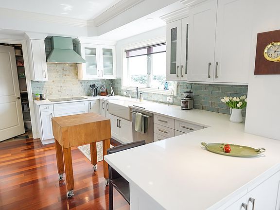 4th image of 333 Sunset Drive #708