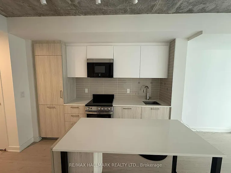65 Mutual St #908 — Photo 2