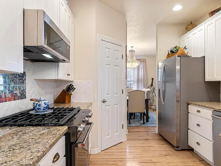 Granite Countertops! Stainless Appliances!