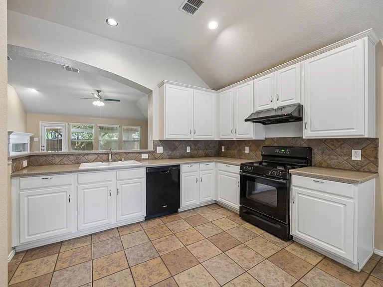 1552 Sleepy Hollow Dr — Photo 10