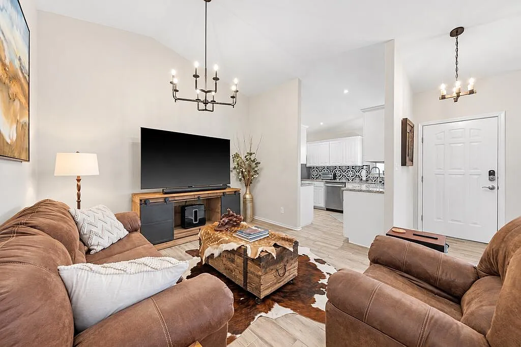 3 bed, 2.0 bath, 1644 sqft, $2,600 — Photo 3