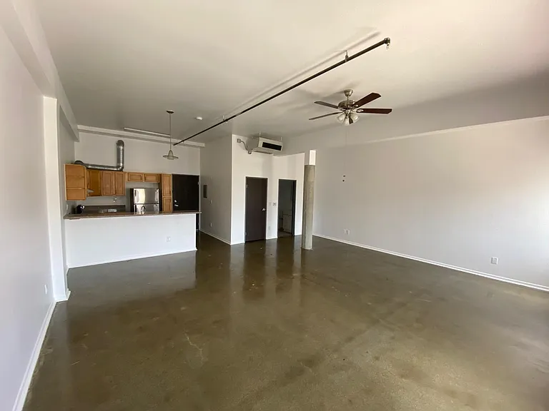 1725 W. 6th St — Photo 9