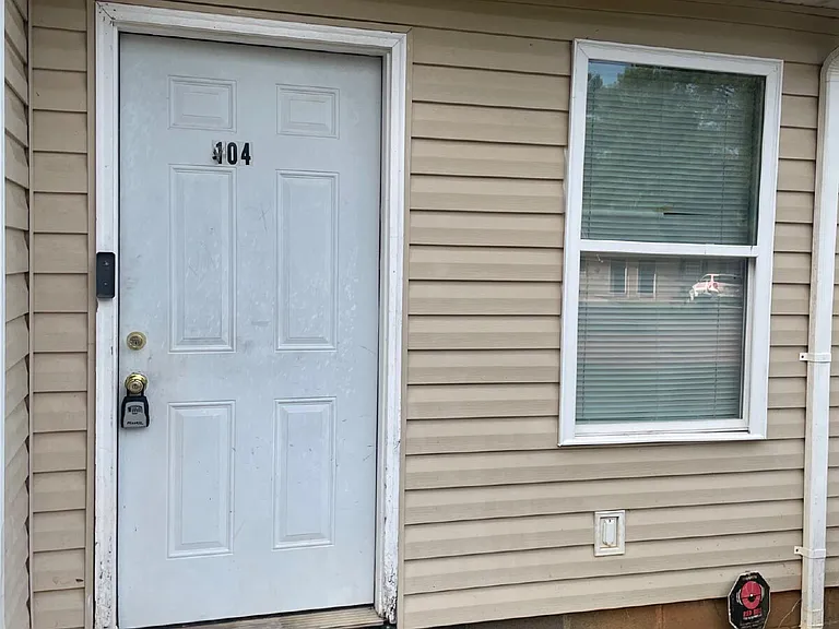 104 Townsley Ct — Photo 4