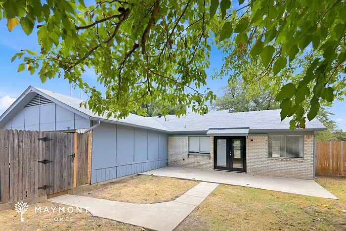 3 bed, 2.0 bath, 1389 sqft, $2,165 — Photo 3