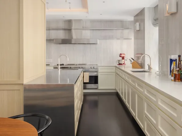 33 East 70th Street image 4 of 11