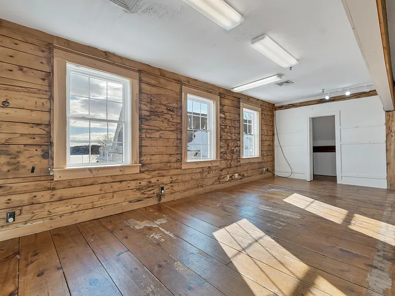 312 Daniel Webster Hwy — Photo 3