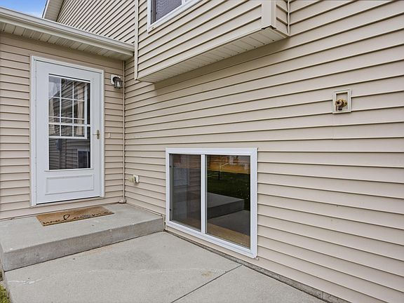 3rd image of 806 3rd Ave NE