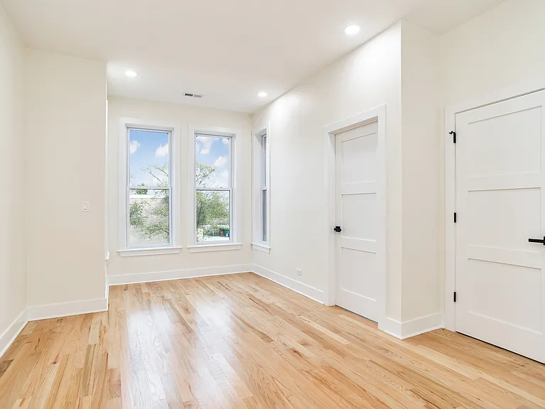 416 N Troy St #1 — Photo 11