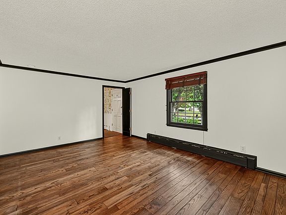 4th image of 2645 Riverside Ln NE