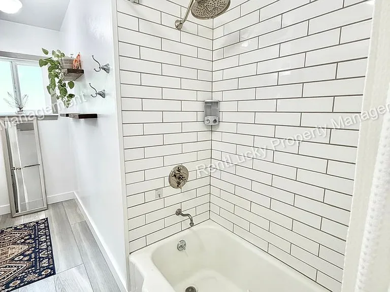 1612 Markham Ave NE — Photo 20