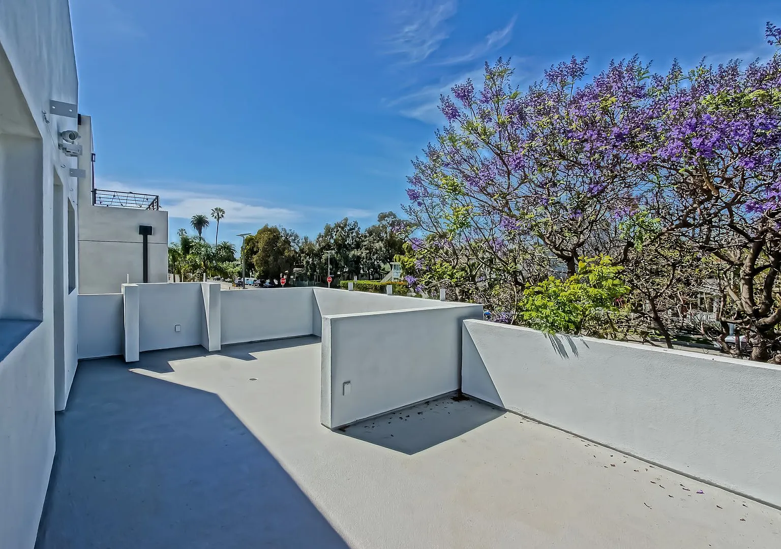 Modern & Bright. Top-Floor, 4br3ba House-Like Apartment W/ Open Floor Plan, 3 Decks For Indoor/Ou... — Photo 2