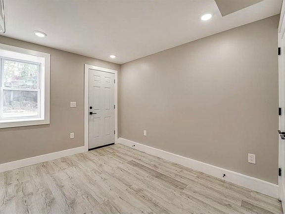 4th image of 69 1/2 Jewett Ave #1