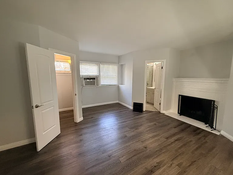 1813 W Victory Blvd — Photo 9