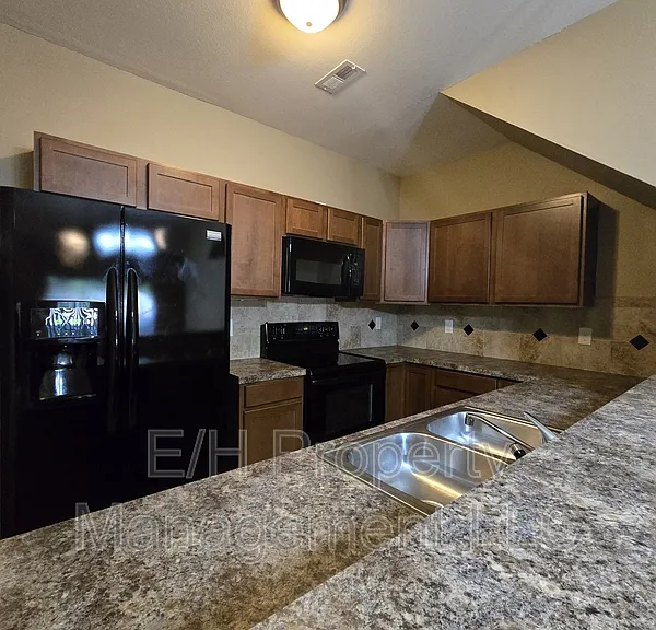 2146 N Woodlawn Blvd — Photo 14