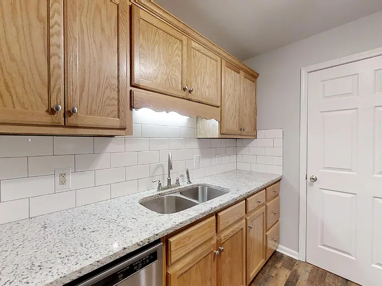 1555 W King St — Photo 20