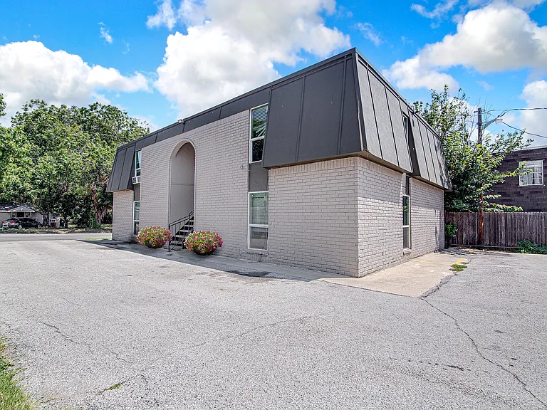 304 E Mitchell St — Photo 17