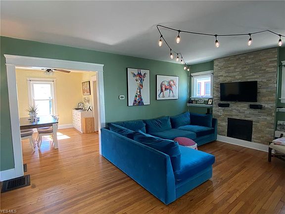 2nd image of 1426 Rosewood Ave