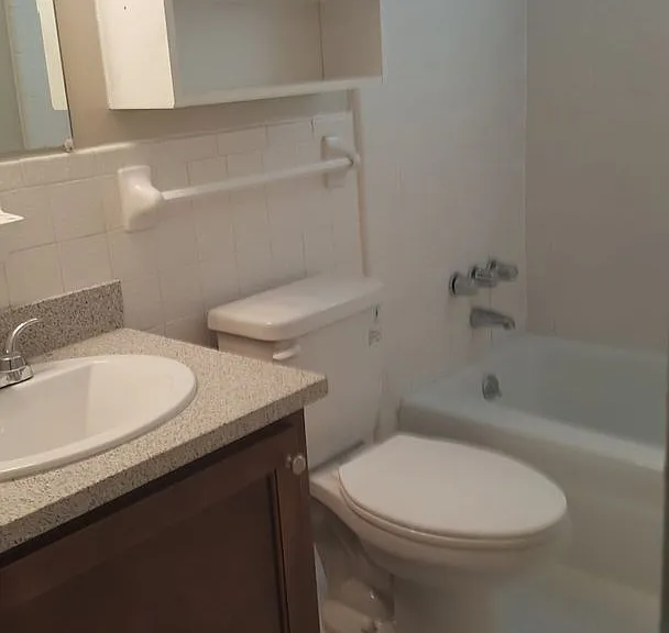 Chateau Orleans Apartments — Photo 38