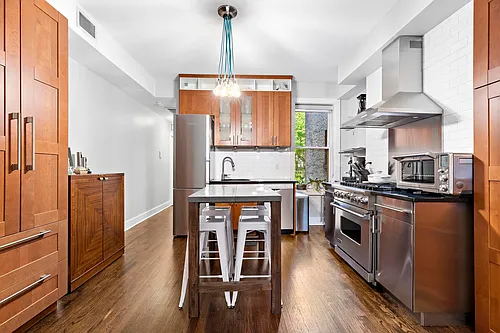 1112 Hudson St #2R Photo 1