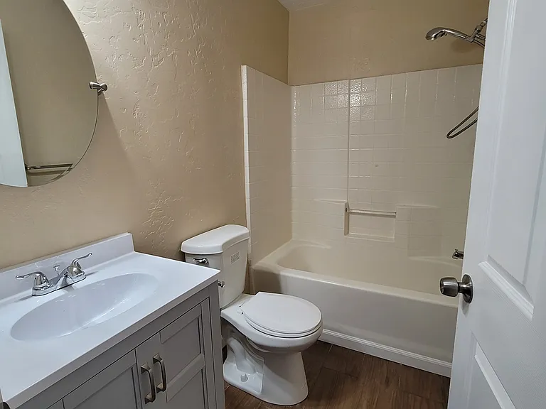 532 W 9th St #101 — Photo 8