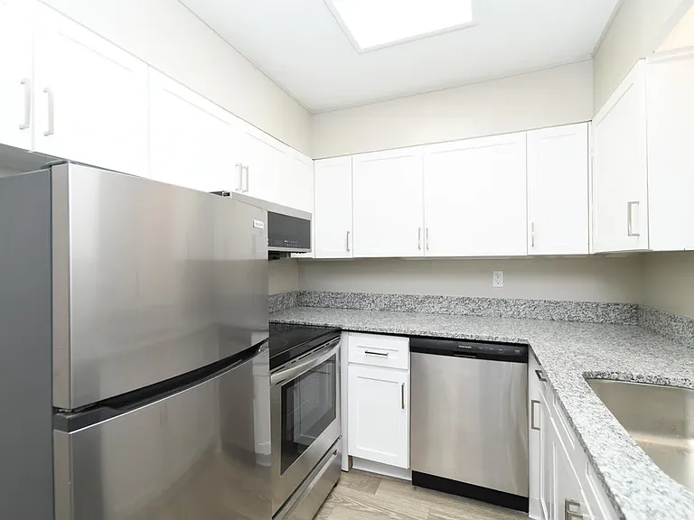 1106 W 7th St #11 — Photo 2