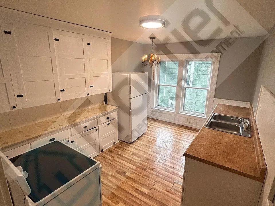 409 Elmwood Ave #4