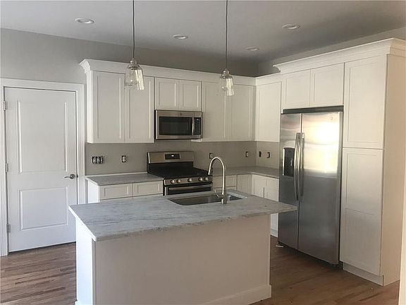 4th image of 38 Brighton Ln