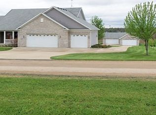 8155 E Berry View Dr, Stillman Valley, IL 61084